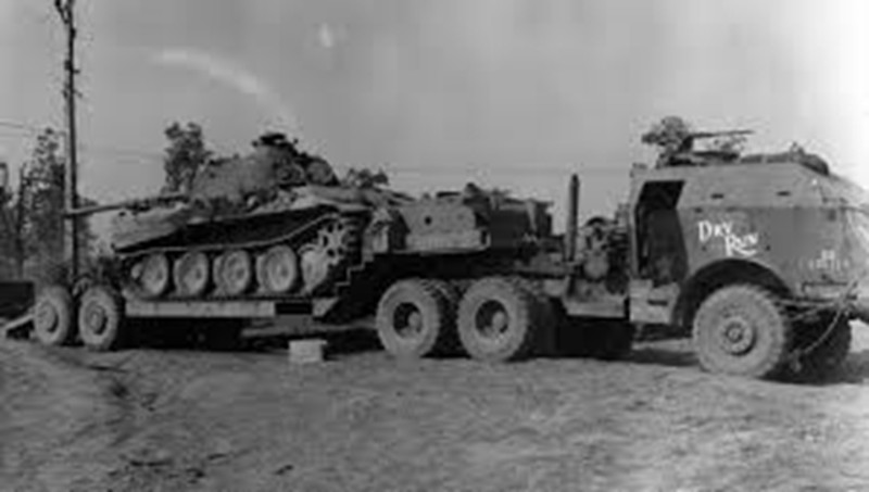 Panzertransporter M25 beim Verladen eines erbeuteten Kampfpanzer VII „Panther“