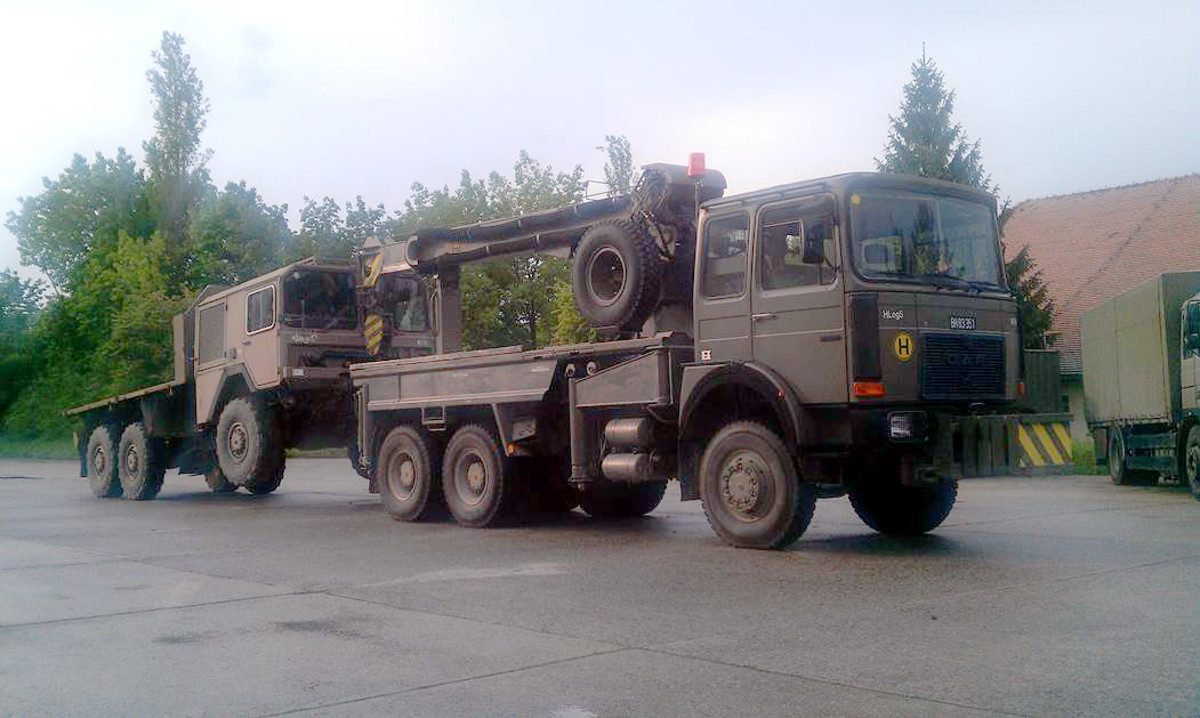 One of the earliest ÖAF gl sLKW 20.320 being “recovered” by an ÖAF 32.281 PK 30 recovery crane