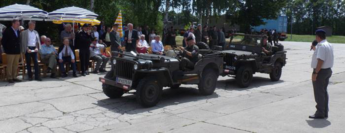 Zurück zu den Anfängen: zwei Jeeps des Traditionsverbandes im Vorbeimarsch, moderiert von Obst. Gutmann