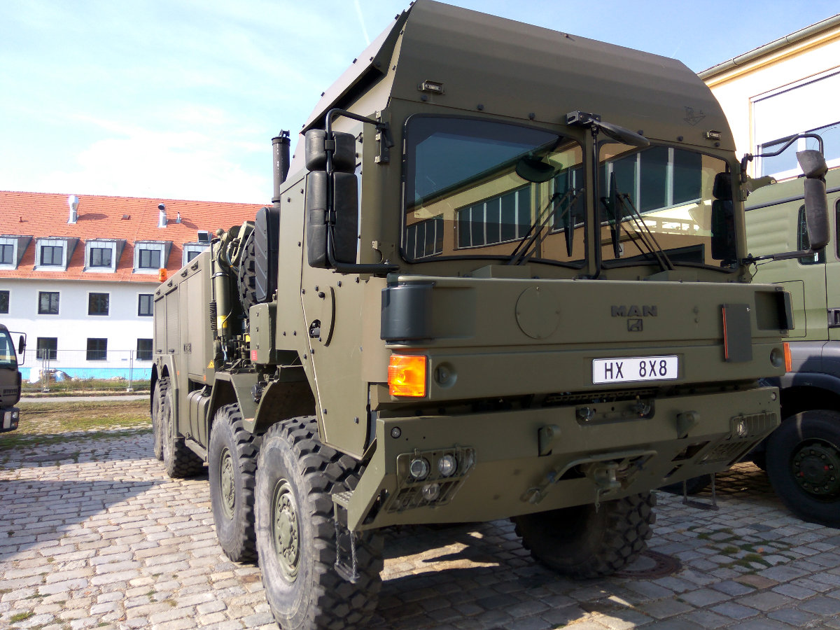 State-of-the-art heavy military recovery vehicle: MAN HX 8x8
