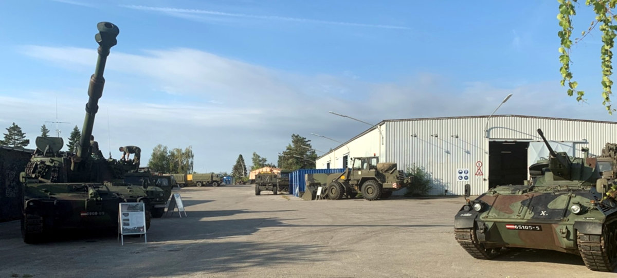 Impressive welcome – the M109 A5Ö SPG from the 3rd Recon Battalion and the historic Saurer A1 MK66 – also a former vehicle of the Mistelbach Recon Battalion.