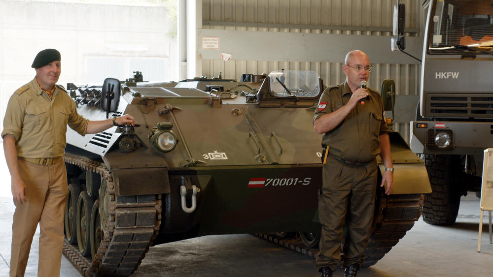 Franz Brödl vom HGM präsentierte die Geschichte der österreichischen Panzerfamilie, hier bei der Begrüßung durch Hermann Spörker