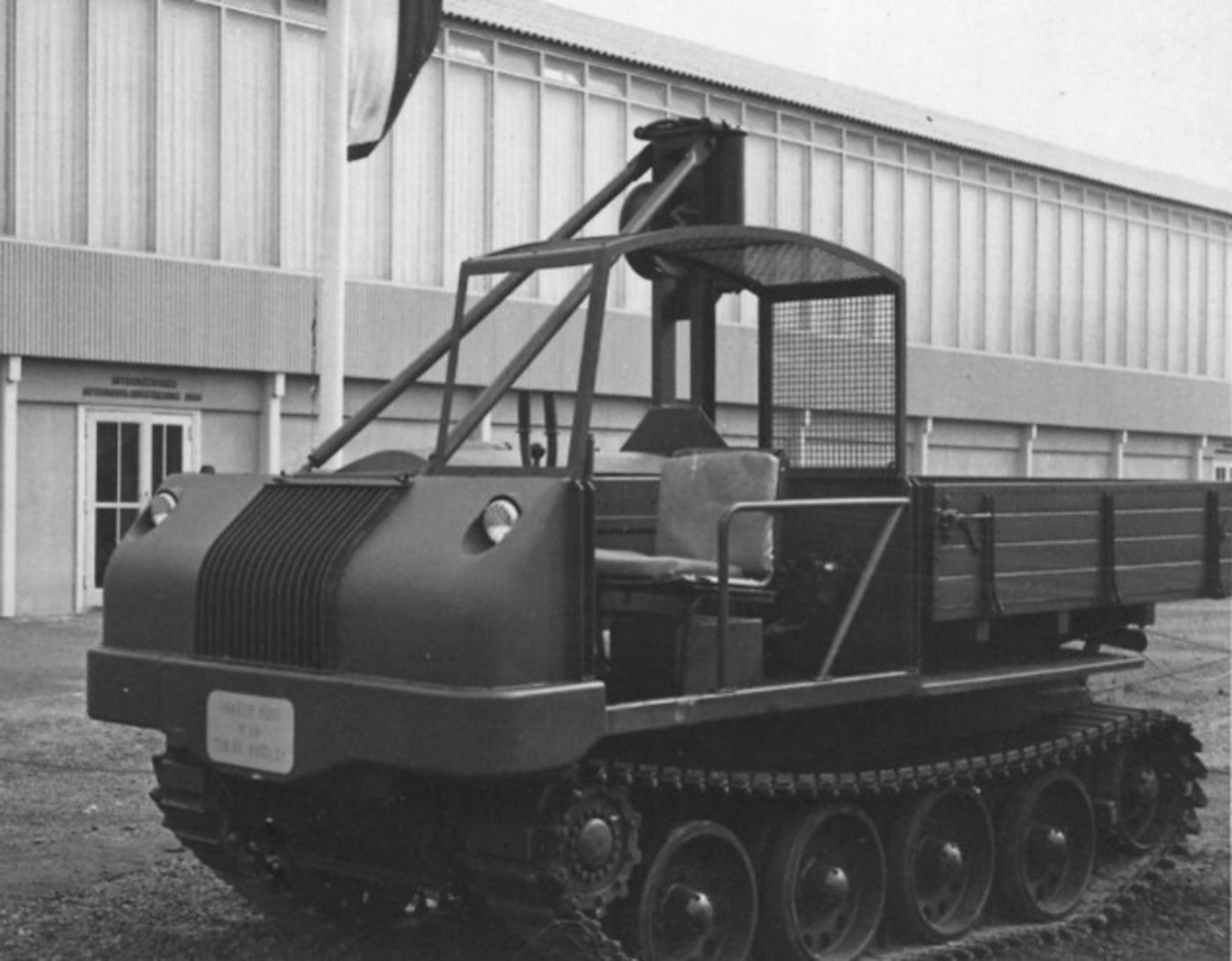 Saurer Muli M80, already with SPz running gear and the exhaust running to the rear along the right-hand side of the vehicle.