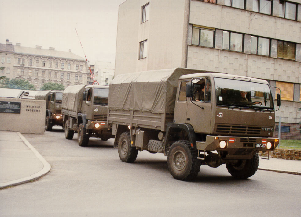 Neue Steyr 12M18 des Artillerieregiments beim Verlassen der Wilhelms-Kaserne in Wien