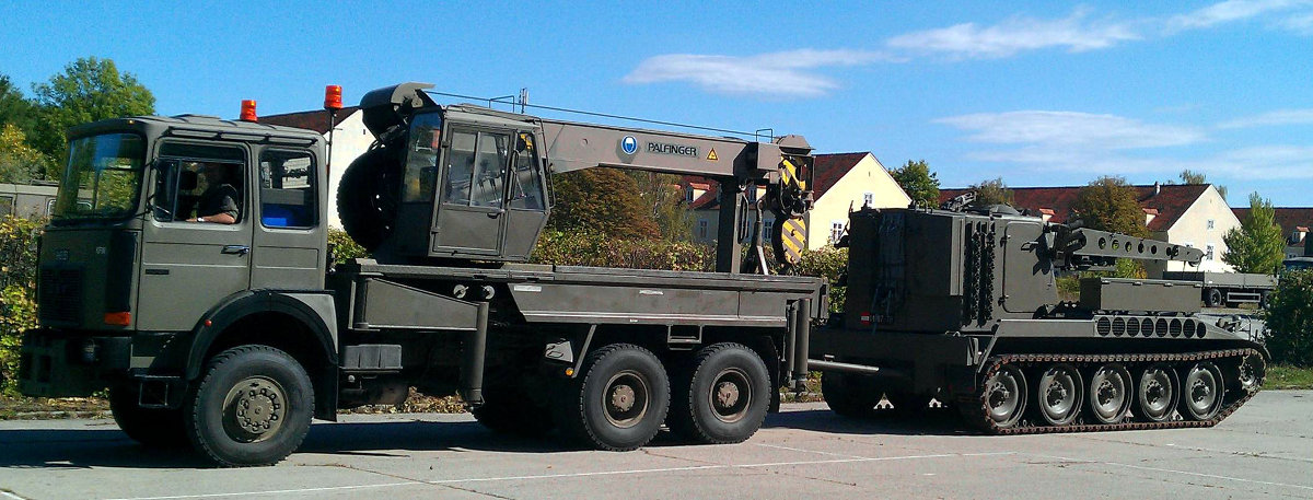 PK30 der Heereslogistikschule beim Schleppen eines Bergepanzers M578 („Bügeleisen“)