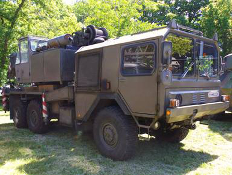 Typ G4 (Einzelstück) mit Kran Liebherr 1030 des PiB 2