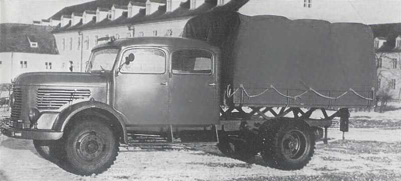 Fahrzeug zum Zeitpunkt der Auslieferung 1959 auf dem Parkplatz der HKS in der Martinekkaserne