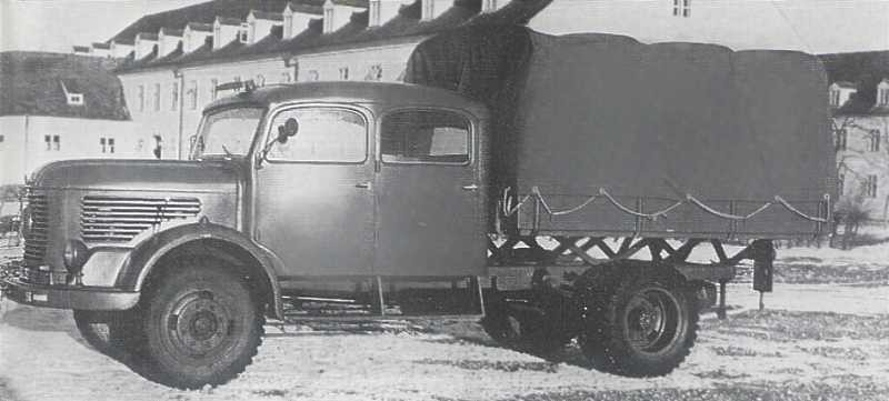Fahrzeug zum Zeitpunkt der Auslieferung 1959 auf dem Parkplatz der HKS in der Martinekkaserne Fahrzeug zum Zeitpunkt der Auslieferung 1959 auf dem Parkplatz der HKS in der Martinekkaserne