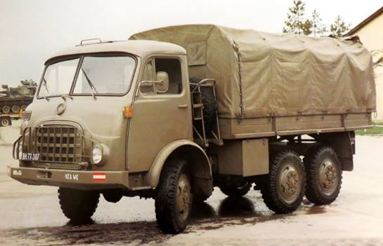 The same 6x6 vehicle with single wheels on the rear axles as in the previous picture during subsequent service at the Army Logistics Center in Wels, late 1970s.