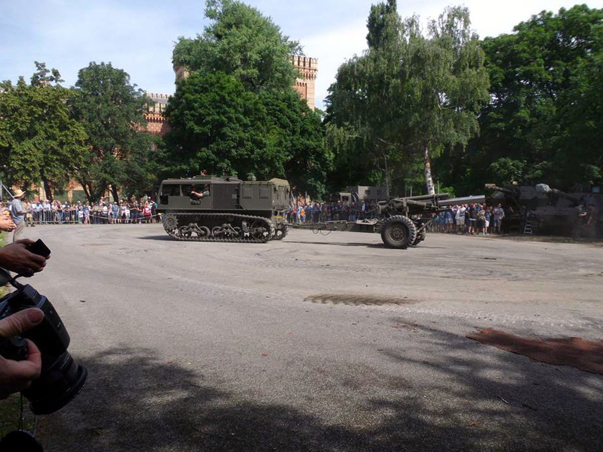 M4 High Speed Tractor with towed 155 mm heavy field howitzer