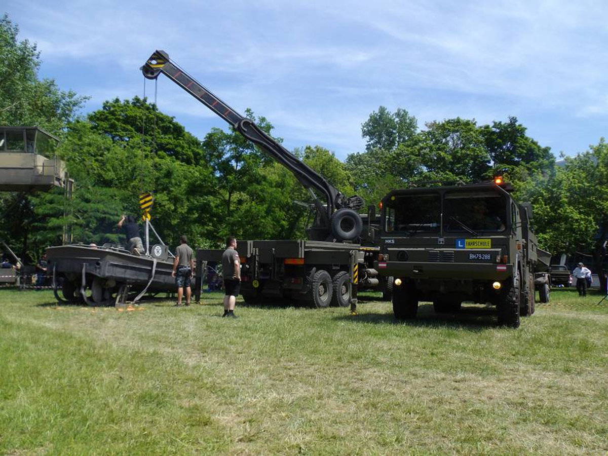 PK 30 recovery crane “Launching” the M3D Engineer launch from ÖAF sLKW