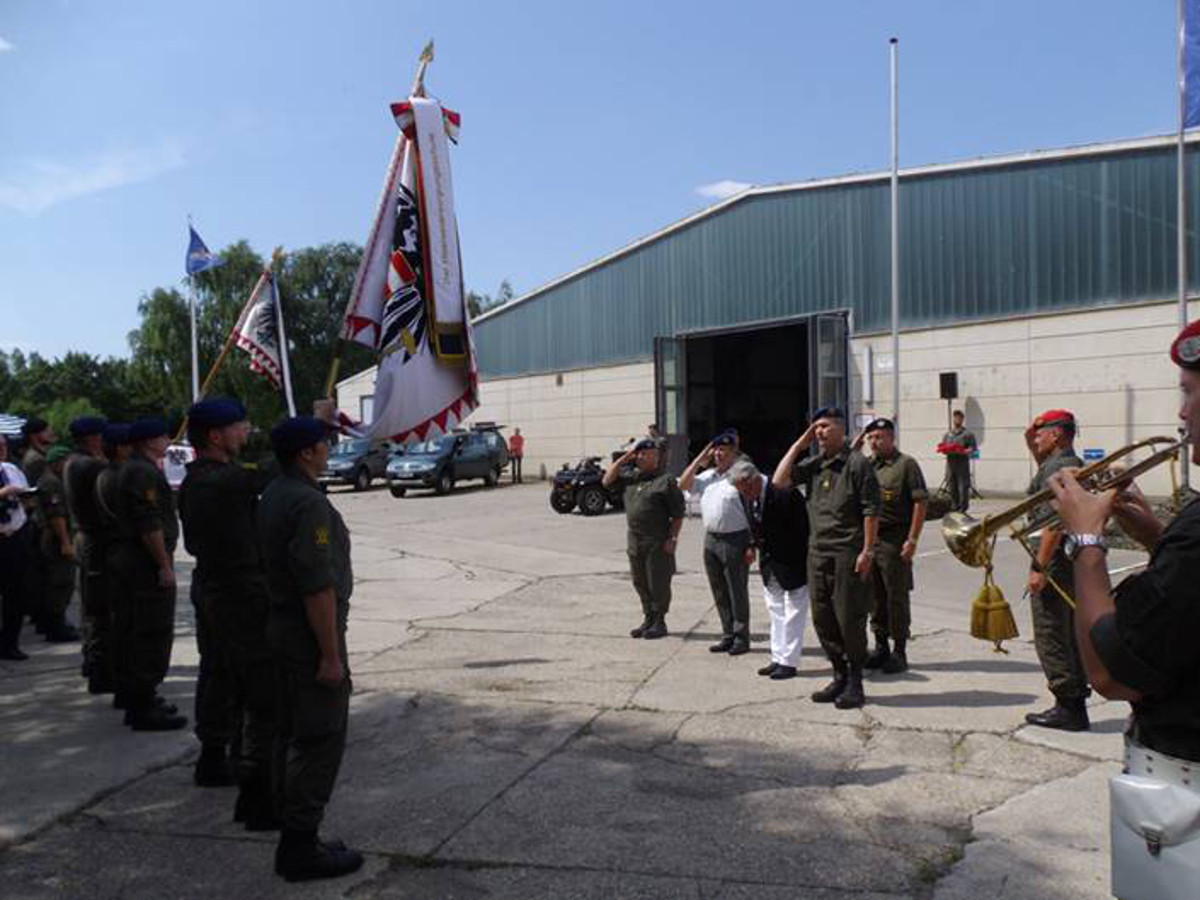 ltr: Brig. D.Jocham (CO Army Logistics School), Col. G.Gutmann (Chief HLogS/KFW), F.Gartner (3rd Chairman of the Lower Austria Provincial Assembly), MajGen. A.Pernsteiner (CO Logistics Command) and Dr. H.Spörker (HKFW) trooping the colors.