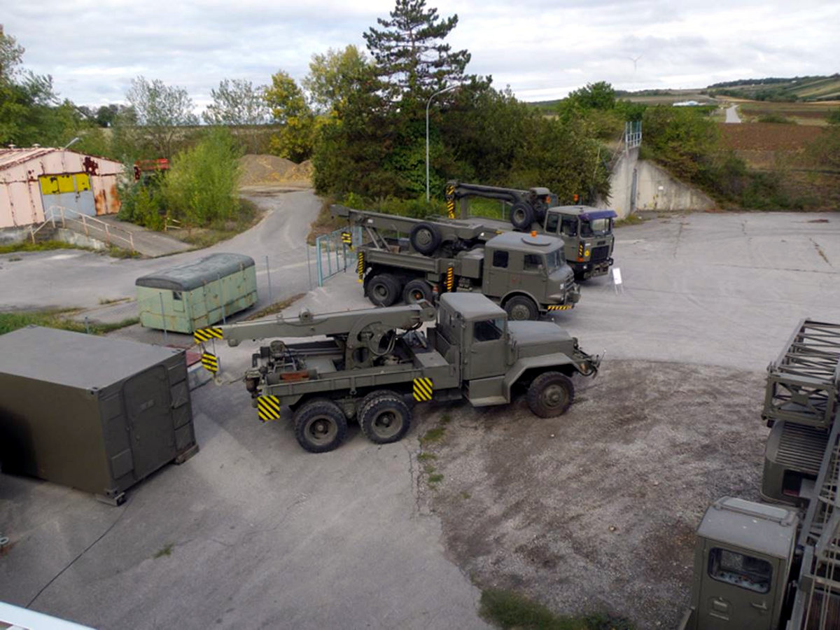 Three generations of military recovery vehicles (M62 in front, Gräf & Stift ZA 210 in the center and ÖAF 32.281 PK 30 in the rear) 