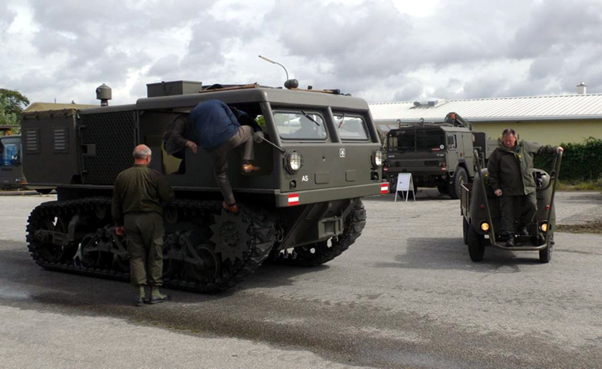 „Groß“ trifft „Klein“ – unser M4 High Speed Tractor und Obst. W.Posch mit seinem Jenbacher 3000 „Büffel“