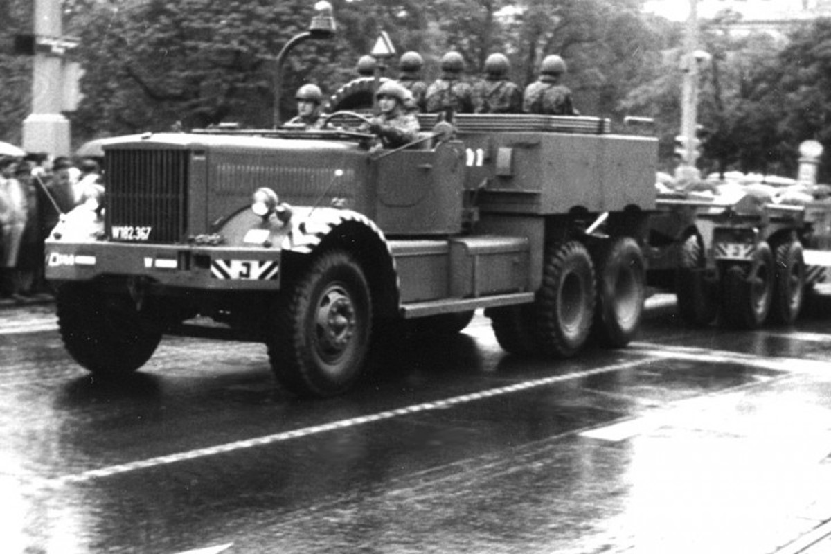 Diamond M20 Zugmaschine mit Tiefladeanhänger bei Bundesheer Parade am Ring (bereits mit angehängtem ARPA Tieflader)