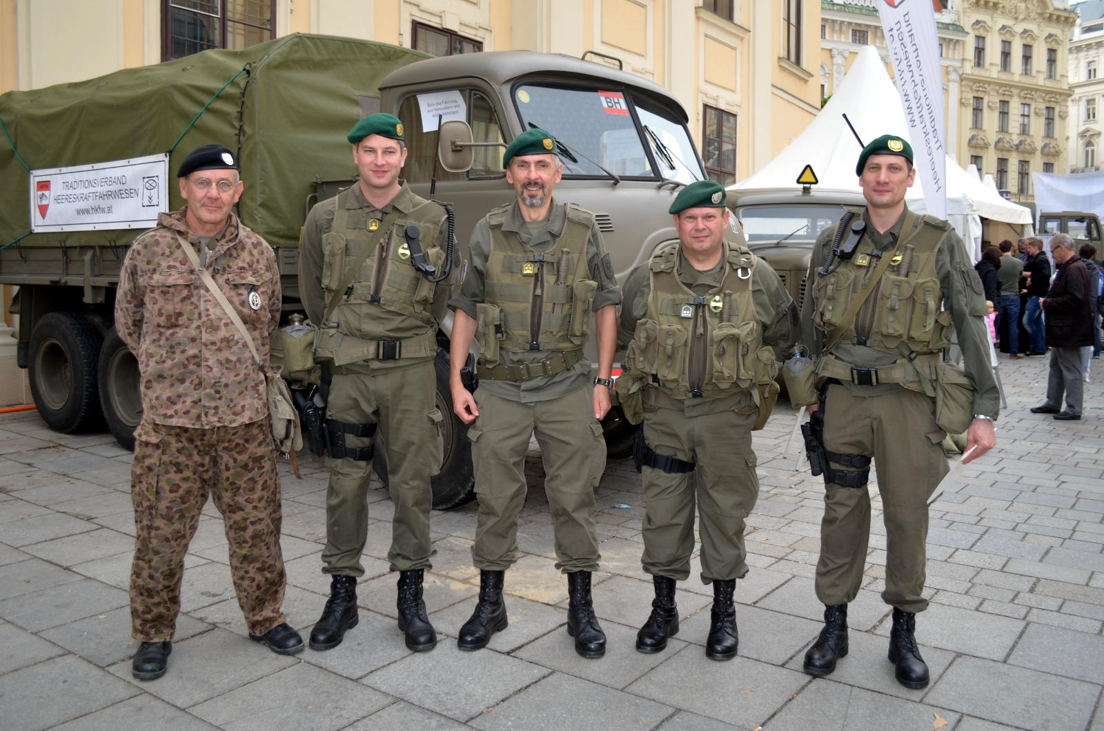 pljesak gen zajednica  Again Supporting the Austrian Army During Austria's National Day 2018