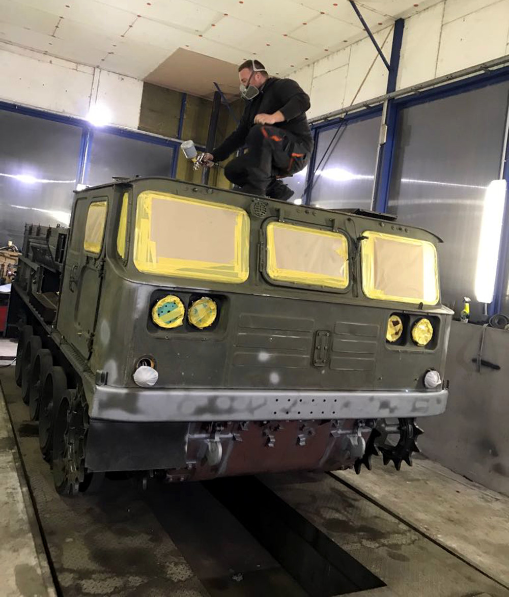 Re-painting hull and cab in the original Czechoslovakian Army colors