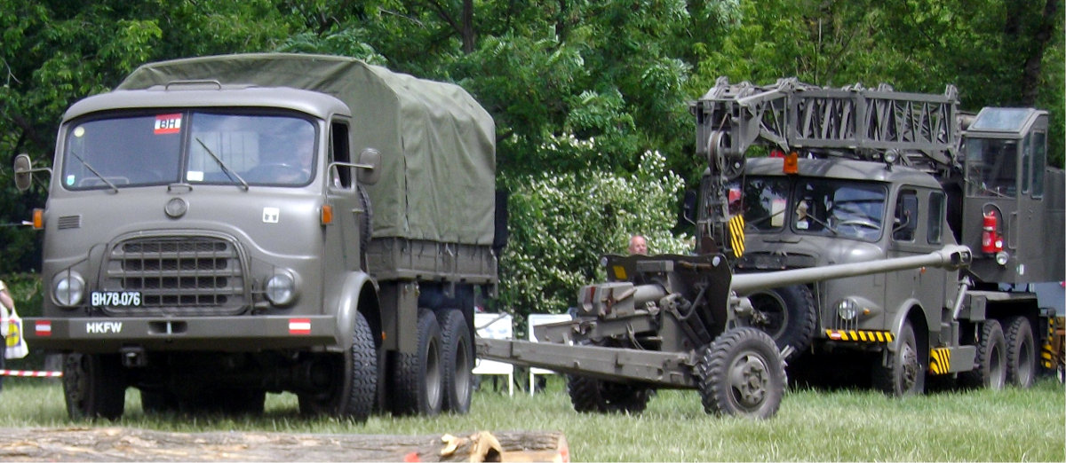 Steyr 680M3 mit Panzerabwehrkanone 85mm („TschechenPak“), im Hintergrund Gräf&Stift Gittermastkran