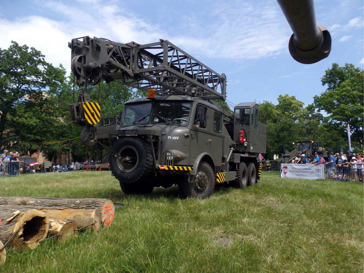 Gräf & Stift crane of the engineer battalions, behind it our TROSS 130 already waits for its entrance