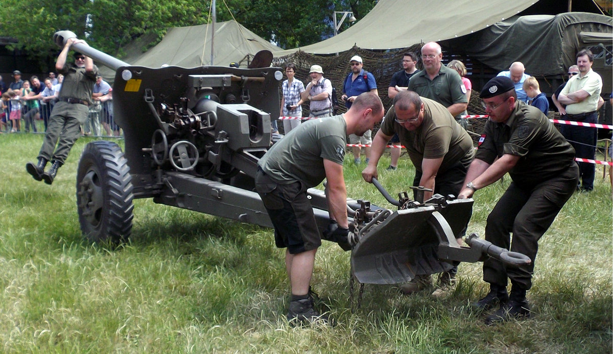 Unlimbering and readying the 85 mm tank-killing gun (“Czech PAK”))