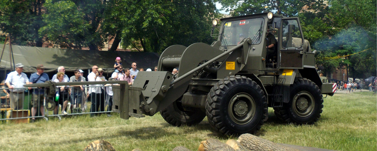 VOEST-ALPINE TROSS 130, fitted with the lifting forks in the “crane” configuration