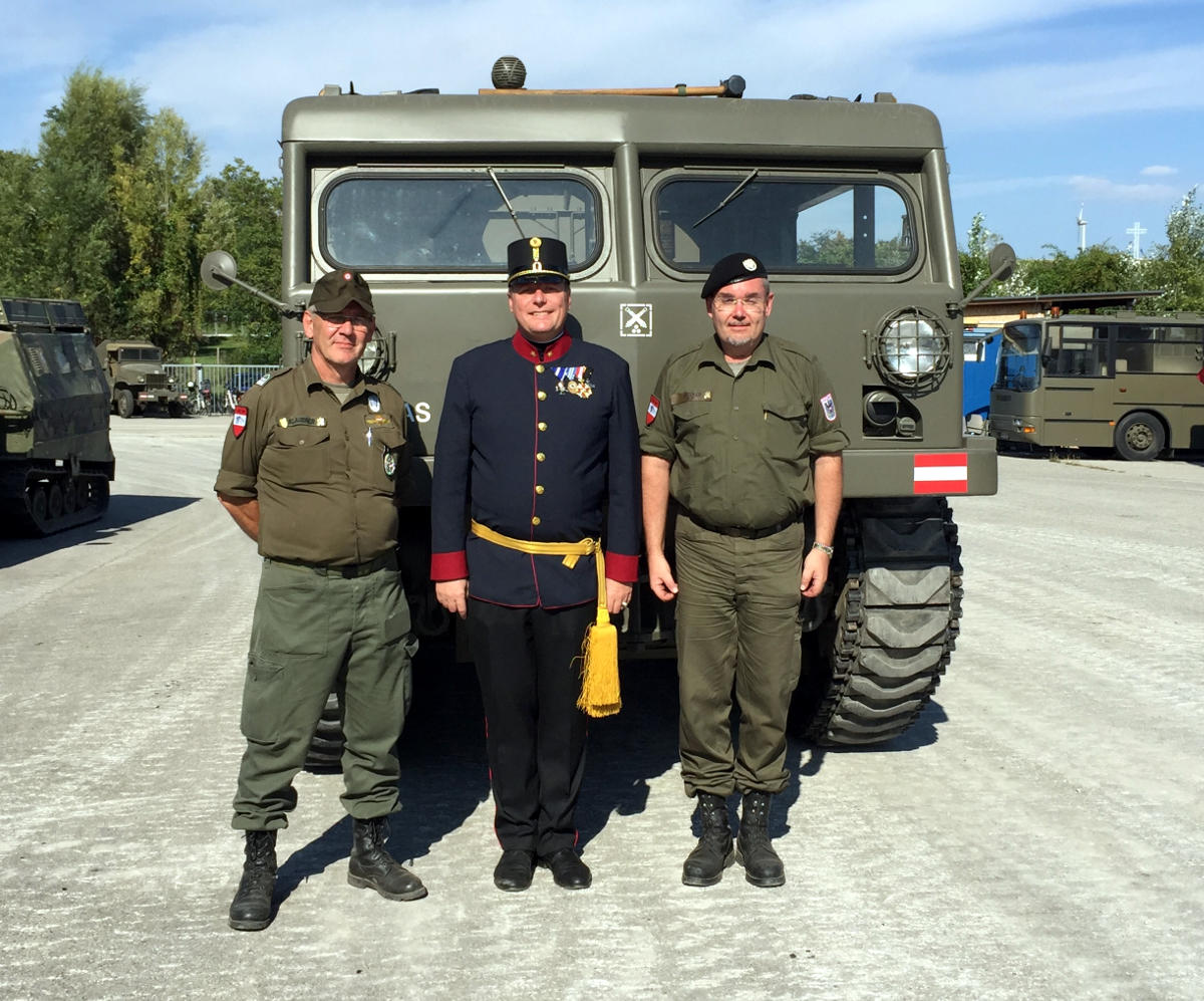 Der Obmann der Freunde des Deutschmeisterbataillons, Robert Spevak, mit Peter Klausner und Hermann Spörker vom HKFW