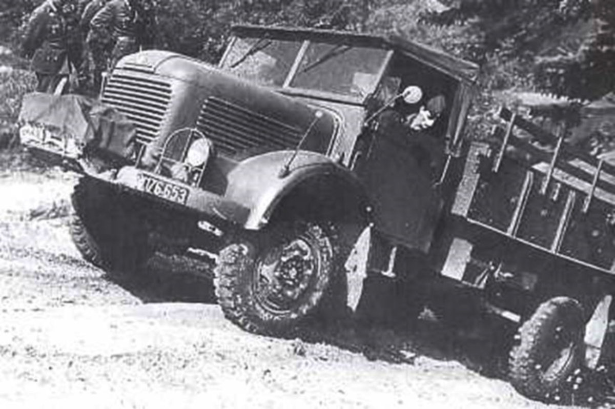 Army trials of a Type 586 prototype (in a 580g/4WD chassis with open cab)