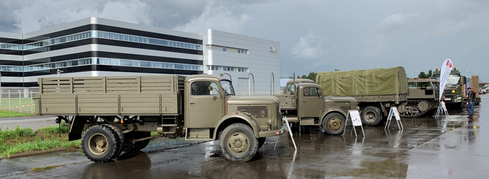 A short sunny moment shows our historic vehicles in front of the home of the Austrian „Eurofighters“