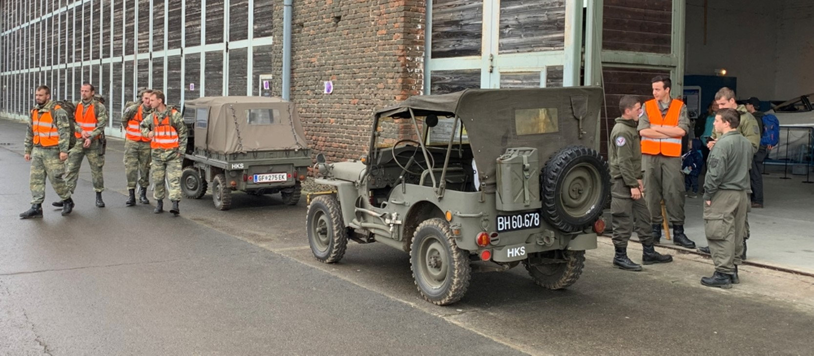 Always in high demand for shuttling VIPs across the grounds of the „Hinterstoisser“ airbase – Jeep Willys MB and Puch Haflinger