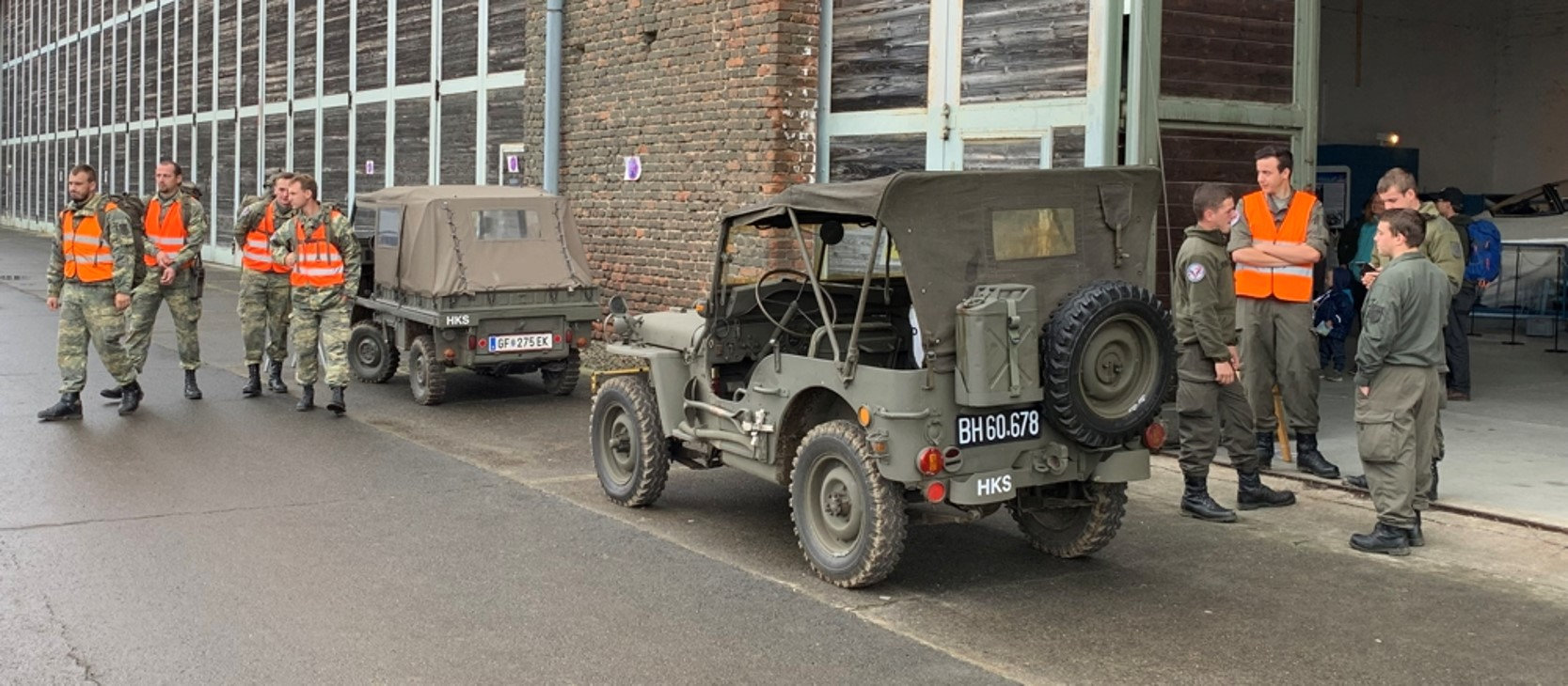 Beliebte Shuttle-Fahrzeuge über das Gelände des Fliegerhorstes Hinterstoisser – Jeep Willys MB und Puch Haflinger