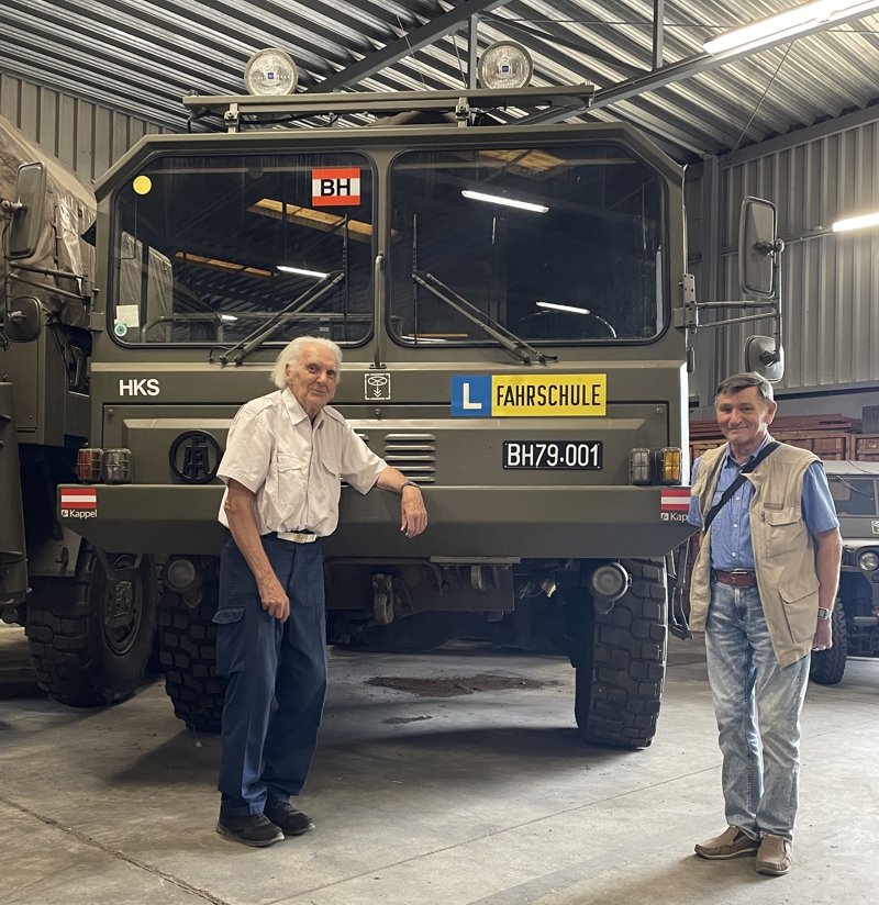 Thre veterans of the old HKS: Vzlt. i.R. Werner Jung (l), Vzlt. i.R. Alois Neuwirth (r) and the old Number 1 Thre veterans of the old HKS: Vzlt. i.R. Werner Jung (l), Vzlt. i.R. Alois Neuwirth (r) and the old Number 1