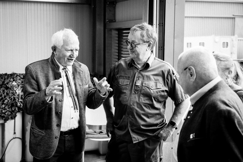 Our honorary member Col (ret) Günter Gutmann in conversation with Brig (ret) Reinhard Auner (l) and Brig (ret) Josef Puntigam (r) Our honorary member Col (ret) Günter Gutmann in conversation with Brig (ret) Reinhard Auner (l) and Brig (ret) Josef Puntigam (r)