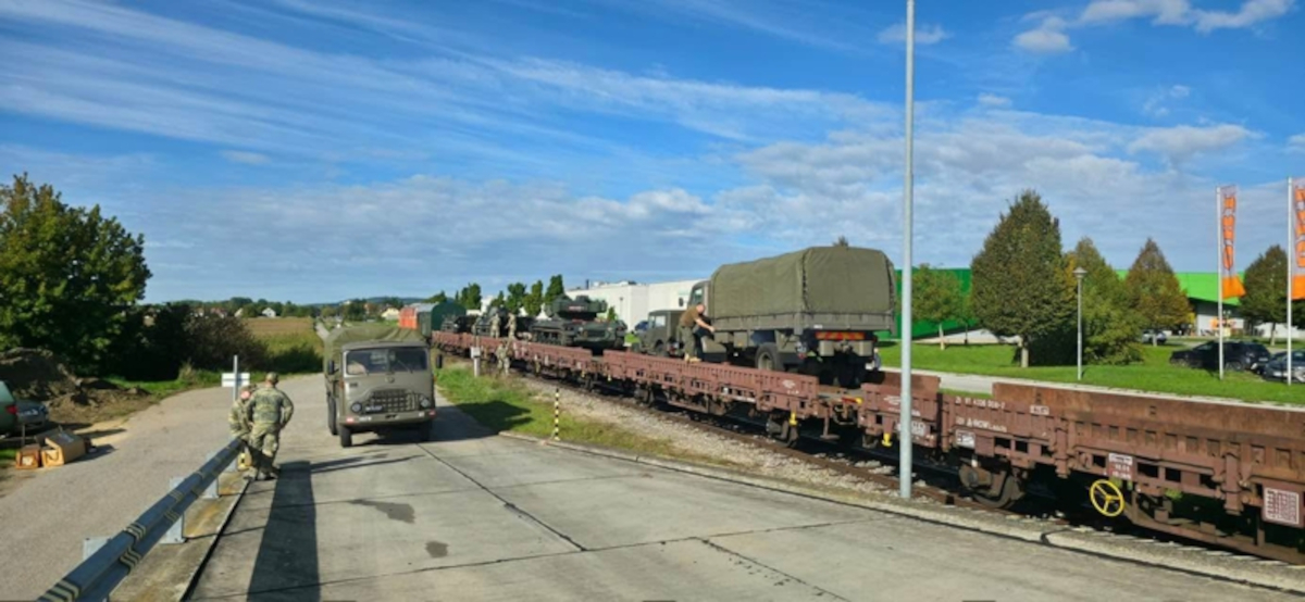 Verladung der Fahrzeuge durch AAB3 an der Verladerampe in Mistelbach