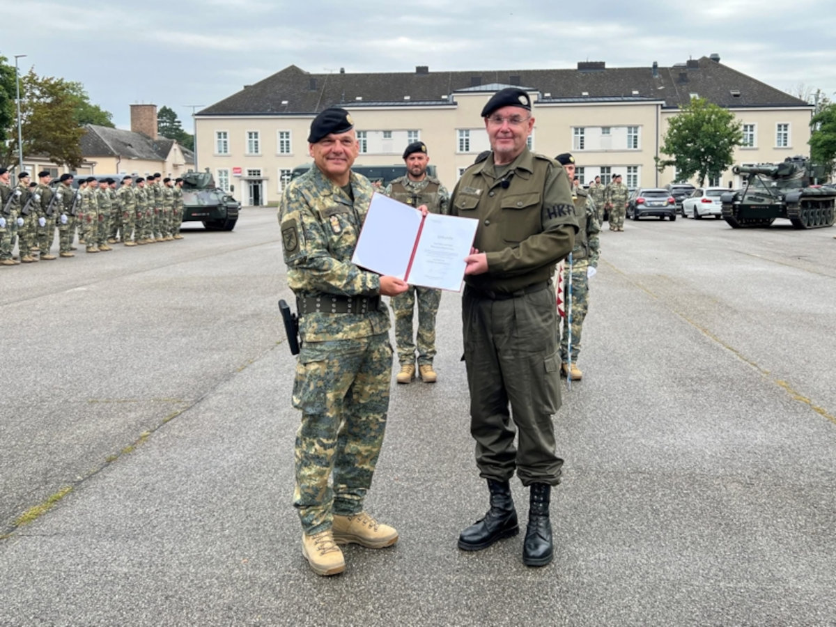 Batallion CO Col. Hans-Peter Hohlweg Presents the Certificate "Partner of the Austrian Military" to HKFW President Dr. Hermann Spörker